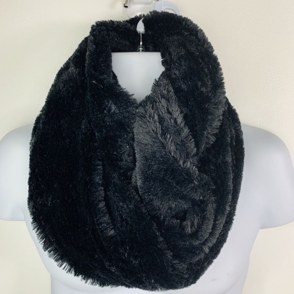 Ladies Faux Fur Infinity Scarf  West Loop. NEW - Picture 1 of 5